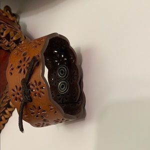 🎁 NWOT TOOLED FLORAL LEATHER CUFF Wristband Brown
